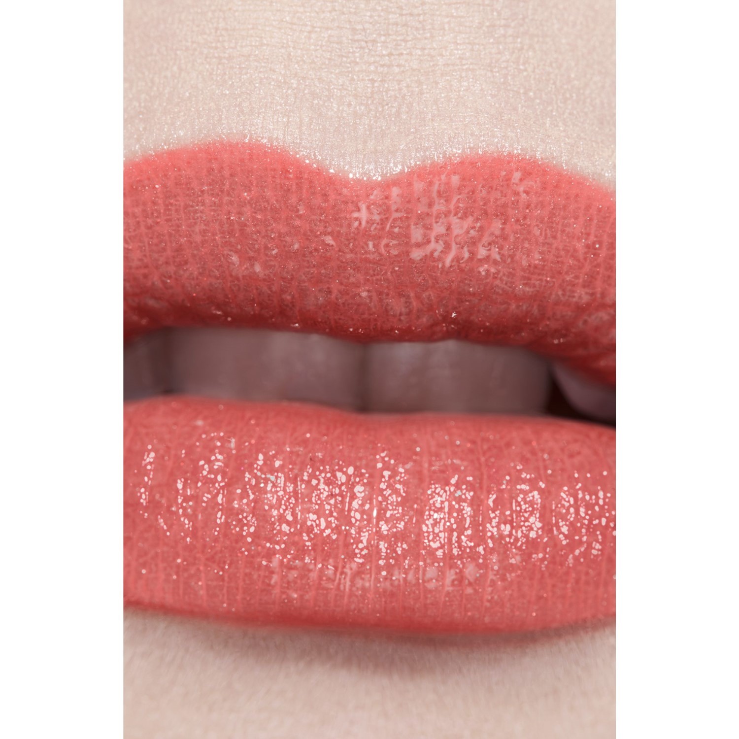 EL BÁLSAMO CON COLOR HIDRATANTE, CON UNA INTENSIDAD A MEDIDA, PARA UNOS LABIOS MÁS BELLOS DÍA TRAS DÍA